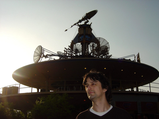 Niall in front of the raygun
