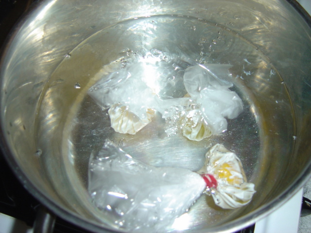 poaching eggs in clingfilm 3