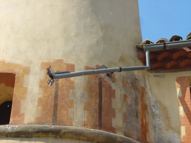entrevaux dragon gutter